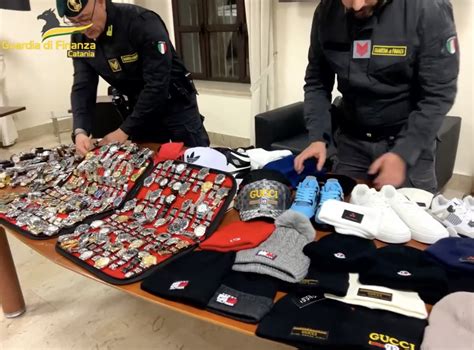 sequestro rolex taroccati a napoli|Contraffazione, maxi sequestro a Napoli: Rolex, borse e abiti falsi.